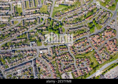 Top-down-Luftaufnahme der britischen Stadt Middleton in Leeds West Yorkshire mit typischen Wohnsiedlungen in Vororten mit Häuserzeilen, aufgenommen Stockfoto