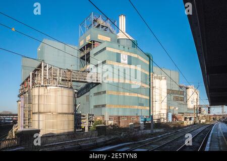 Ein Waschpulver Unilever, Seife, Waschpulver, Fabrik in Warrington, dass, gemacht, Marken Persil, und, Surf, ist wahrscheinlich zu schließen, weil die Verbraucher mit Flüssigkeit und Gel Kapsel Reinigungsmittel statt. Warrington, Lancashire, Cheshire, Banken von, River Mersey, Nordwesten, England, Englisch, Stadt, Stadt, Großbritannien, Großbritannien, Großbritannien, Großbritannien, Großbritannien, Unilever basiert seit 136 Jahren auf der Website, Wirtschaft, Verschiebung, Verbraucher, Muster, Nachfrage. Fabrik, befindet sich neben, zu, Warrington Quay, Zug, Bahnhof, Warrington Quay Bahnhof, Stockfoto