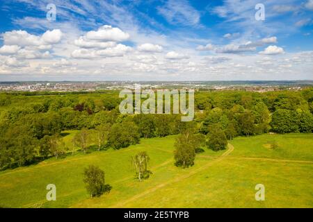 Luftbild der Stadt Leeds von der aus gesehen Dorf Middleton und Middleton Park an einem sonnigen Tag Mit weißen Wolken am Himmel und viele gre Stockfoto