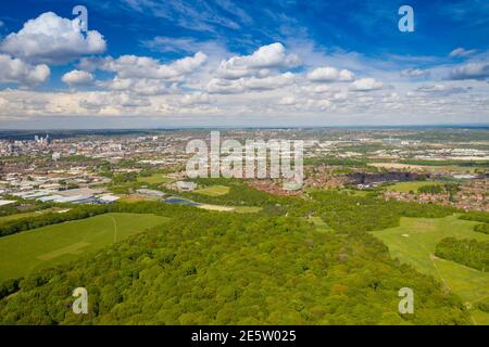 Luftbild der Stadt Leeds von der aus gesehen Dorf Middleton und Middleton Park an einem sonnigen Tag Mit weißen Wolken am Himmel und viele gre Stockfoto