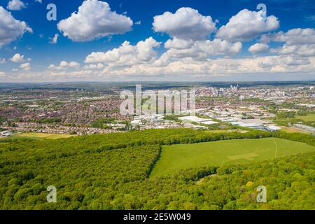 Luftbild der Stadt Leeds von der aus gesehen Dorf Middleton und Middleton Park an einem sonnigen Tag Mit weißen Wolken am Himmel und viele gre Stockfoto