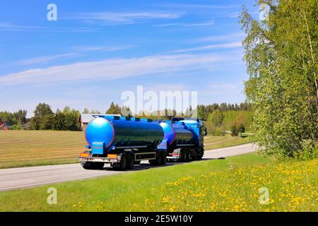 Blauer Scania Tankwagen für Bulk Transport auf der Autobahn 52 an einem schönen Tag des Frühlings. Platz oben im Bild kopieren. Salo, Finnland. 17.Mai 2019. Stockfoto