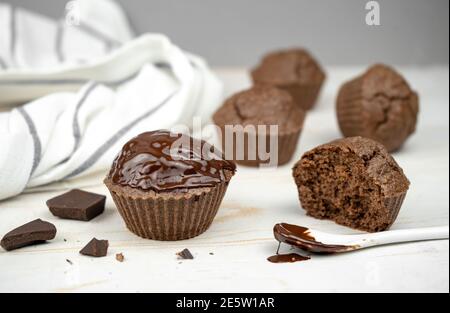 Hausgemachte Schokolade braune Muffins auf weißem Tisch Stockfoto