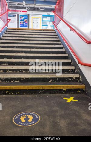 Covid 19,Markierungen,zu,ermutigen,Passagiere,zu,halten,2 Meter,Meter,Abstand,und,zu,sozial,Abstand,während,Lockdown. Nur erforderlich, Mitarbeiter, empfohlen, zu, reisen, während, dies, Lockdown, Einschränkungen, Periode.Treppen, bei, Warrington Quay, Zug, Bahnhof, Warrington, Lancashire, Cheshire, Banken, River Mersey, Nordwesten, England, Englisch, Stadt, Stadt, Großbritannien, Großbritannien, Großbritannien, Großbritannien, Großbritannien, Großbritannien, Großbritannien, Stockfoto