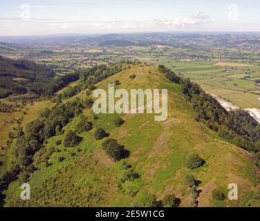 Luftaufnahme des Breidden Hill (oder nur der Breidden) Berggipfens mit Rodney's Pillar prominent, Criggion, Mid Wales Stockfoto