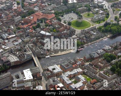 Luftaufnahme des Stadtzentrums von York, einschließlich Jorvik Viking Center, Cliffords Tower (Schloss) & Gegend um die Bridge Street über dem Fluss Ouse und Kings Staith Stockfoto