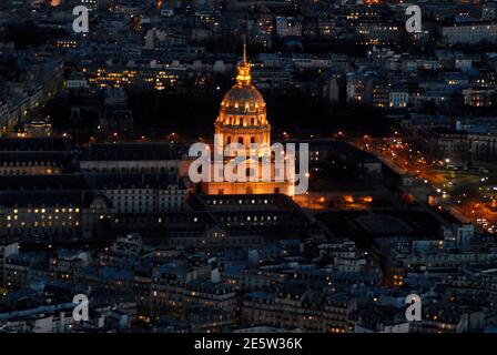 Panoramablick auf Paris vom Eiffelturm: Les Invalides. Frankreich Stockfoto