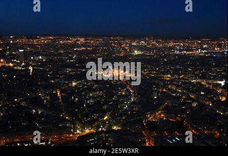 Panoramablick auf Paris vom Eiffelturm: Arc de Triomphe de l'Étoile. Frankreich Stockfoto