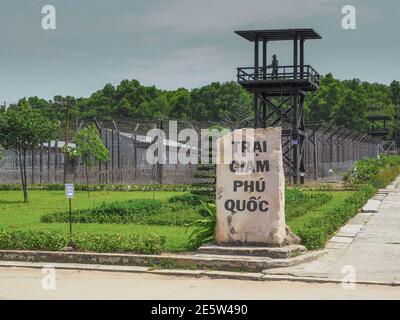 PHU QUOC, VIETNAM - 27. März 2017: Der Eingang zum Kokosnussbaumgefängnis mit Schild Trai Giam auf der Insel Phu Quoc. Stockfoto