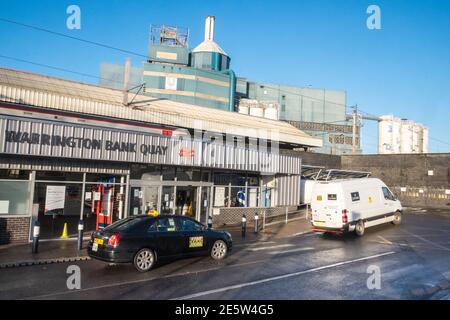 Ein Waschpulver Unilever, Seife, Waschpulver, Fabrik in Warrington, dass, gemacht, Marken Persil, und, Surf, ist wahrscheinlich zu schließen, weil die Verbraucher mit Flüssigkeit und Gel Kapsel Reinigungsmittel statt. Warrington, Lancashire, Cheshire, Banken von, River Mersey, Nordwesten, England, Englisch, Stadt, Stadt, Großbritannien, Großbritannien, Großbritannien, Großbritannien, Großbritannien, Unilever basiert seit 136 Jahren auf der Website, Wirtschaft, Verschiebung, Verbraucher, Muster, Nachfrage. Fabrik, befindet sich neben, zu, Warrington Quay, Zug, Bahnhof, Warrington Quay Bahnhof, Stockfoto