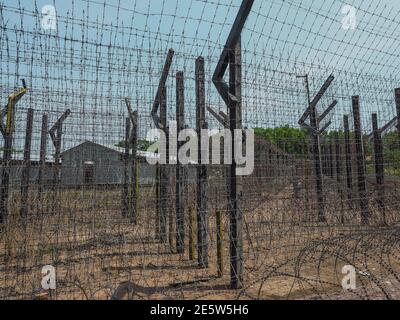 PHU QUOC, VIETNAM - 27. März 2017: Gitterzaun im Kokospalmengefängnis. Nahaufnahme. Stockfoto