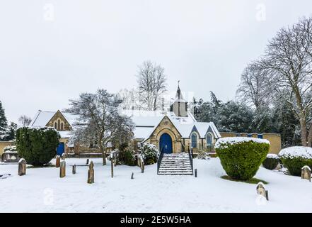 St. John's Church in der Nähe von Woking, Diözese Guildford, Surrey, Südostengland bedeckt mit frischem Schnee nach einem starken Schneefall im Winter Stockfoto