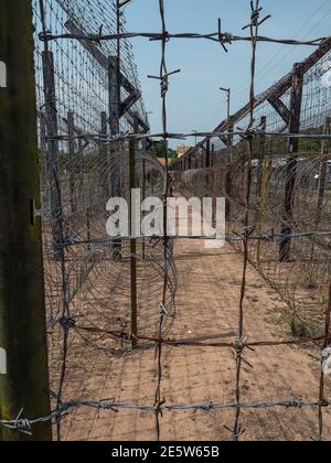 PHU QUOC, VIETNAM - 27. März 2017: Gitterzaun im Kokospalmengefängnis. Nahaufnahme. Vertikale Aufnahme. Stockfoto