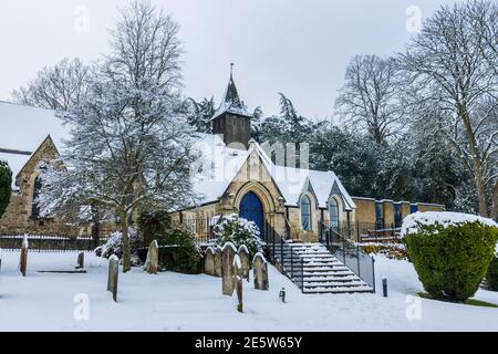St. John's Church in der Nähe von Woking, Diözese Guildford, Surrey, Südostengland bedeckt mit frischem Schnee nach einem starken Schneefall im Winter Stockfoto