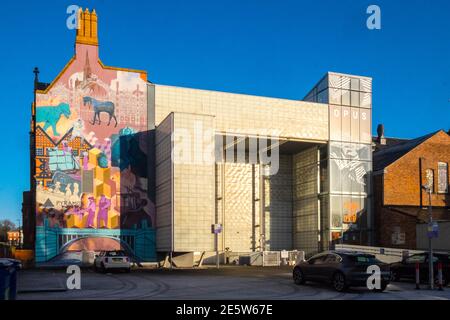 Warrington, Lancashire, Cheshire, Banks of, River Mersey, North West, England, Englisch, Stadt, Stadt, Großbritannien, Großbritannien, Großbritannien, Großbritannien, Großbritannien, die Parr Hall und das Pyramid Arts Centre befinden sich im Kulturviertel von Warrington Stadtzentrum, am Palmyra Square. 1989 sah der stadtrat auch eine Notwendigkeit für einen besseren Kunst- und Theaterkomplex, so dass das alte Gerichtsgebäude und Center Sport neu entwickelt wurde, Sporthalle neben dem Pyramid Arts Center. Die Pyramide, eröffnet im Jahr 2002, beherbergt verschiedene Klassen das ganze Jahr über für Menschen, die daran interessiert sind, die Künste zu entdecken. Stockfoto