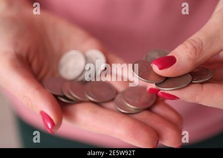 Weibliche Hände mit roten Maniküre Zählen Münzen Nahaufnahme Stockfoto