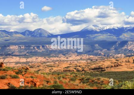 Versteinerte Dünen, mit Wolken sammeln sich auf den schneebedeckten Gipfeln der La Sal Mountains im Hintergrund, im Archers National Park, Utah, USA Stockfoto