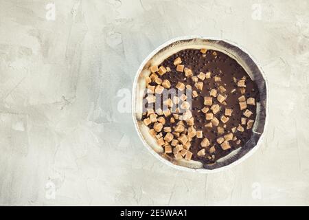 Käsekuchen mit gesalzenem Karamell verziert Stockfoto