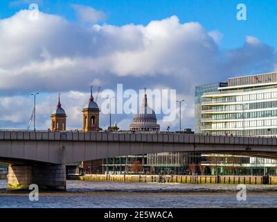 Blick in Richtung Cannon Street Railway Station, London Bridge und St Paul's Cathedral im Finanzviertel der City of London England Stockfoto