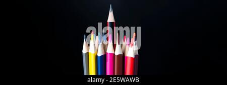Farbstifte isoliert auf schwarz mit einem nach oben geschoben mit Für Text platzieren Stockfoto