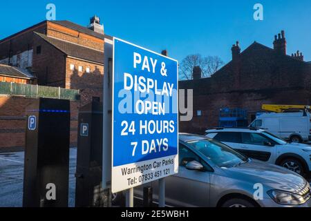 Groß, riesig, Schild, für, bezahlen und anzeigen, Auto, Park, Parkplatz, in, Zentrum, von, Warrington, Lancashire, Cheshire, Banken, River Mersey, Nordwesten, England, Englisch, Stadt, Stadt, Großbritannien, Großbritannien, Großbritannien, Großbritannien, Großbritannien, Stockfoto