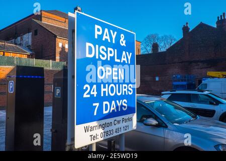 Groß, riesig, Schild, für, bezahlen und anzeigen, Auto, Park, Parkplatz, in, Zentrum, von, Warrington, Lancashire, Cheshire, Banken, River Mersey, Nordwesten, England, Englisch, Stadt, Stadt, Großbritannien, Großbritannien, Großbritannien, Großbritannien, Großbritannien, Stockfoto