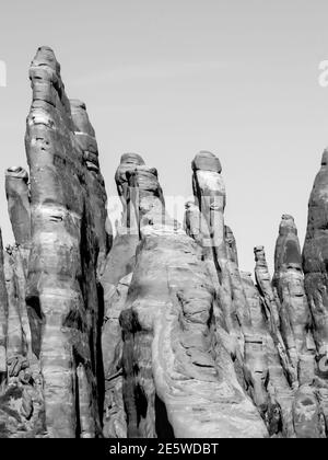 Zarte Sandsteintürme im Teufelsgarten des Arches National Park, Utah, USA, in schwarz-weiß Stockfoto