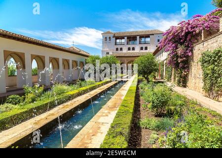 Patio de la Acequia, Brunnen und Gärten im Alhambra Palast in Granada, Spanien Stockfoto