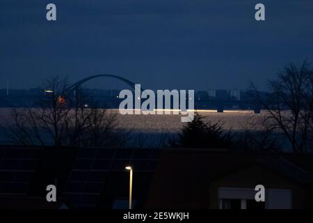 Insel Fehmarn, Deutschland. Januar 2021. Das Licht des Vollmondes erleuchtet die Fehmarnsundbrücke. Kredit: Frank Molter/dpa/Alamy Live Nachrichten Stockfoto