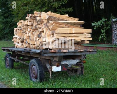 Stapel von gehacktem Brennholz Stapel auf Anhänger Stockfoto