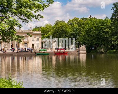 Warschau, Polen - 01. Juni 2019: Grüne und rote Gondel auf dem Teich vor dem Palast auf dem Wasser - Principal (Süd) façade. Frühling im Royal Stockfoto