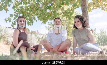 Treffen mit Freunden im Park während der Coronavirus-Epidemie. Stockfoto