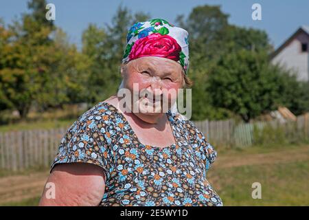 Nahaufnahme Porträt einer älteren russischen Frau im ländlichen Gebiet Nischni Nowgorod, Russland Stockfoto