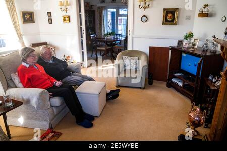 Ein älteres Paar in den 80ern, das im Fernsehen Schüsseln ansah Ihr Wohnzimmer während der Sperre Foto von Simon Dack aufgenommen Stockfoto