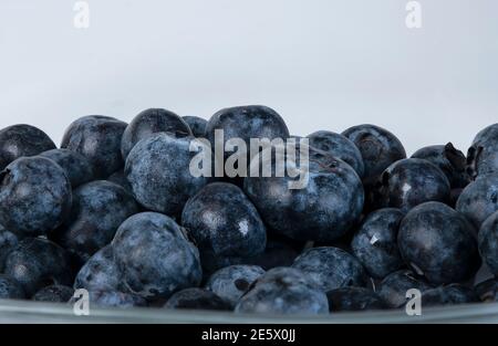 Nahaufnahme von frischen reifen Blaubeeren in Schüssel isoliert auf weiß mit Copy Space für Text. Heidelbeeren auf weißem Hintergrund. Konzepte der gesunden Ernährung Stockfoto