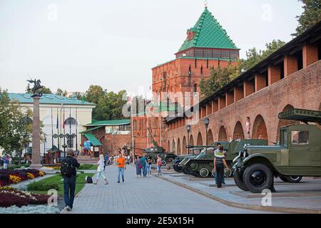 Dmitriewskaja Turm, Hauptturm an der Südwand und Ausstellung von gepanzerten Fahrzeugen im Nischni Nowgorod Kreml, Russland Stockfoto