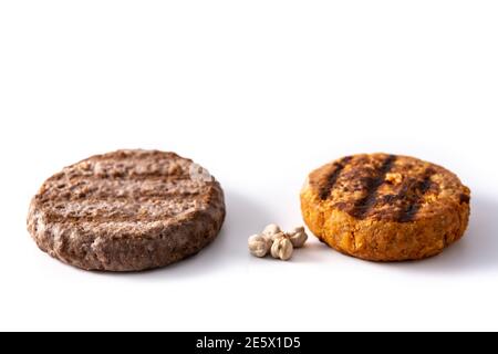 Rindfleisch und Kichererbsen Burger isoliert auf weißem Hintergrund Stockfoto