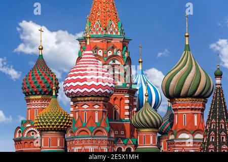 Bunte Kuppeln der Kathedrale von Vasilij der Selige / St. Basil's Cathedral, Russisch-orthodoxe Kirche auf dem Roten Platz in der Stadt Moskau, Russland Stockfoto