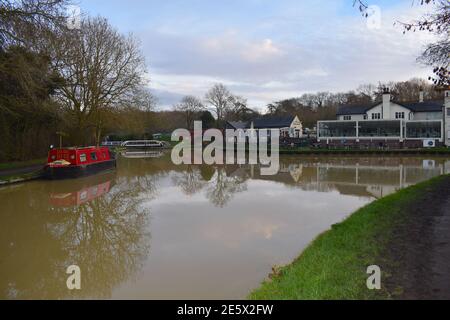 Segelboot in Foxton Leicestershire. Die Schlösser sind voller Erbe mit Backsteinbrücken steilen Schleusentreppe alten Ställen Schloss Keeper's Cottage Stockfoto