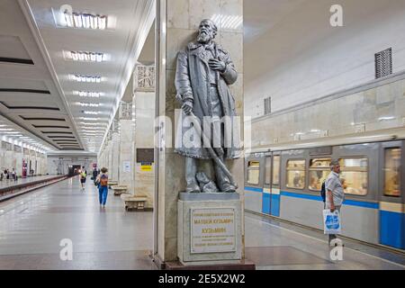 Die Statue Matwei Kusmins, des russischen Helden des Grossen Vaterländischen Krieges auf dem Bahnsteig der Metrostation Partisanskaja in der Stadt Moskau, Russland Stockfoto