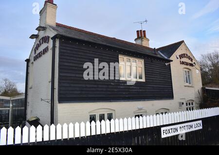 Das Foxton Locks Inn ist ein Gewinner des Leicestershire Tourism Best Pub Award Es ist gut besucht im Sommer Mit Biergarten, der Hunderte beherbergt Stockfoto