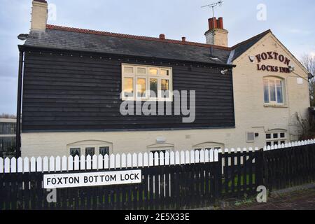 Foxton Locks Inn an der Bottom Lock Road an der Leicester Linie des Grand Union Kanals. Im Sommer ist der Pub den ganzen Tag geöffnet, auch an Feiertagen Stockfoto