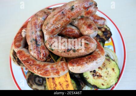 Gegrillte Würstchen und Gemüse auf dem Teller Stockfoto
