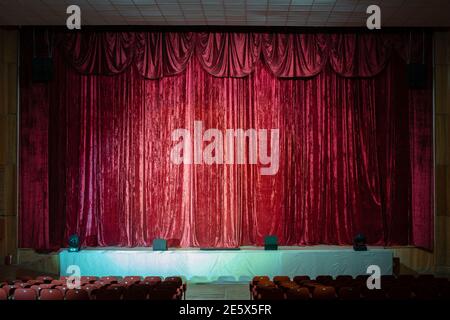 Theaterbühne mit geschlossenen roten Samtvorhängen Stockfoto