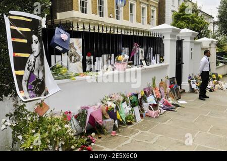 Ehrungen, die nach ihrem Tod am 23/07/2011 vor dem Haus von Amy Winehouse hinterlassen wurden. Camden Square, London. VEREINIGTES KÖNIGREICH Stockfoto