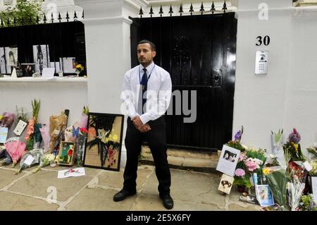 Ehrungen, die nach ihrem Tod am 23/07/2011 vor dem Haus von Amy Winehouse hinterlassen wurden. Camden Square, Camden, London. VEREINIGTES KÖNIGREICH Stockfoto