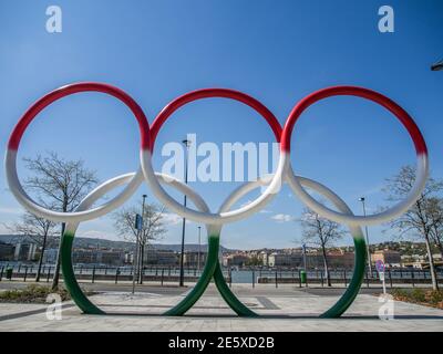 Budapest, Ungarn - 16. April 2015: Große olympische Ringe im Park am Ufer der Donau Stockfoto