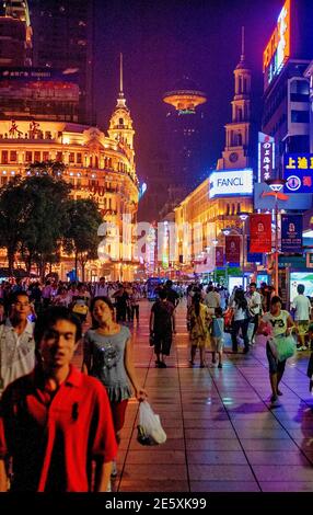 Helle Neon-Werbung entlang Nanjing Fußgängerzone, in Shanghai, China. Stockfoto