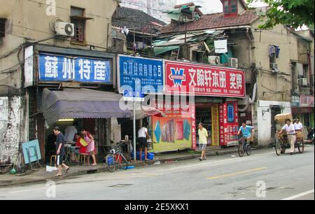 Slum Gebiet von Shanghai entlang Qipu Road in der Shape Road Wohnviertel von Shanghai, China Stockfoto