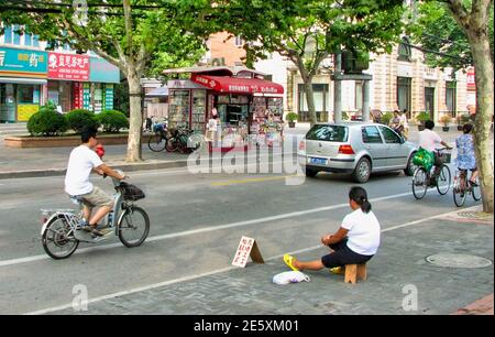 Straßenszene in einem Stadtteil von Shanghai Stockfoto